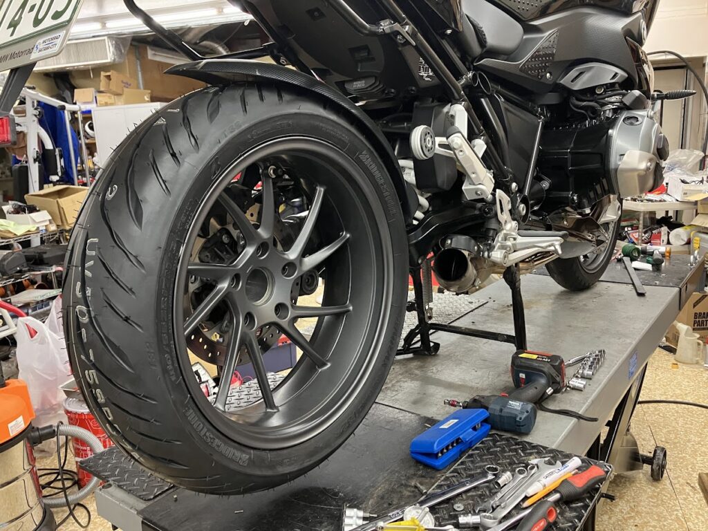 R1200RSの持込タイヤ交換