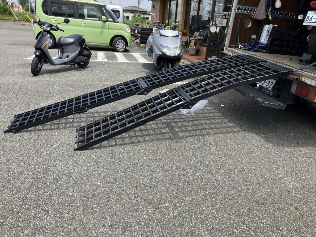 バイクをトラックに載せるためのラダー