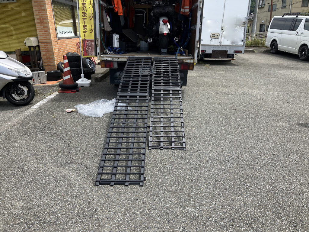 トラックにバイクを載せるためのラダー
