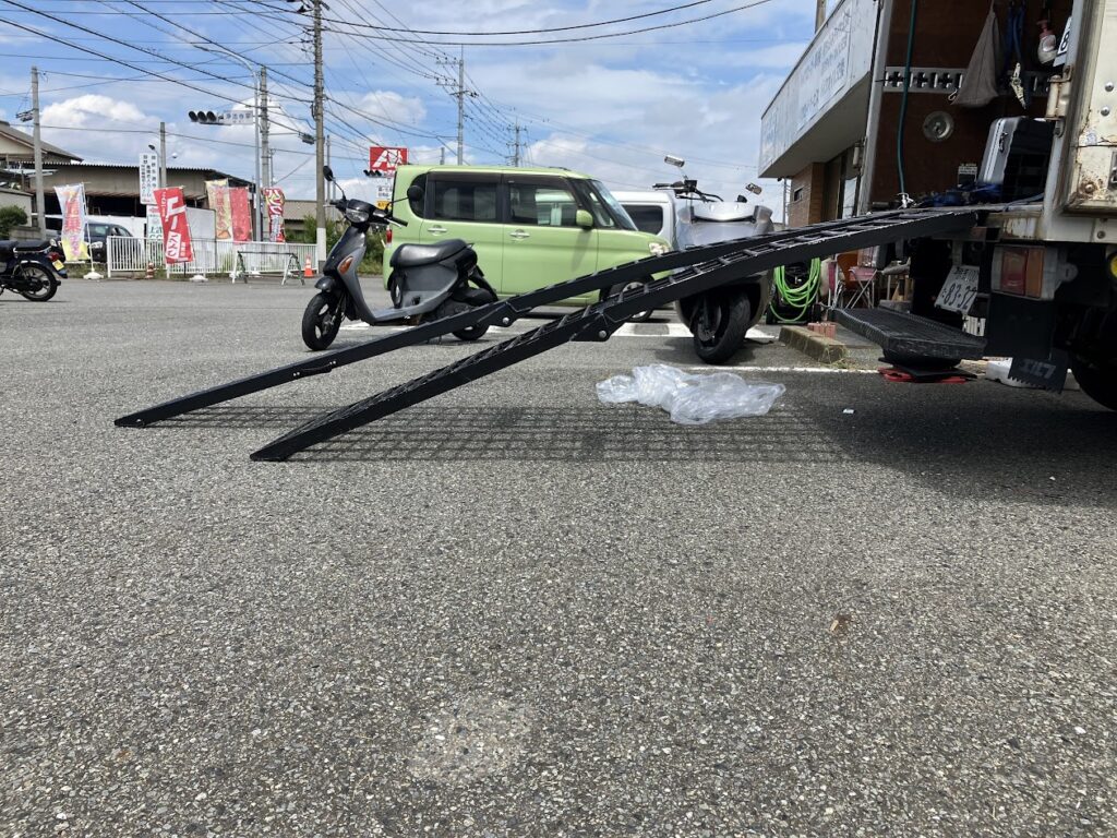 バイクをトラックに載せるためのラダー