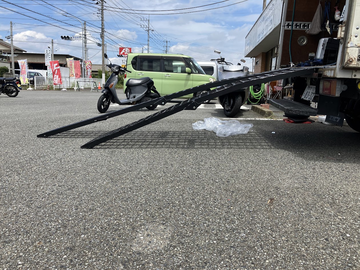 バイクをトラックに載せるためのラダー