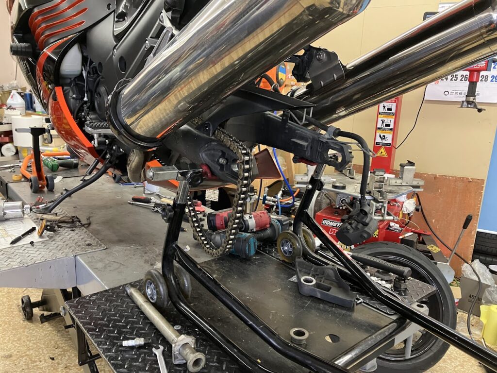 バイクのリアタイヤ交換