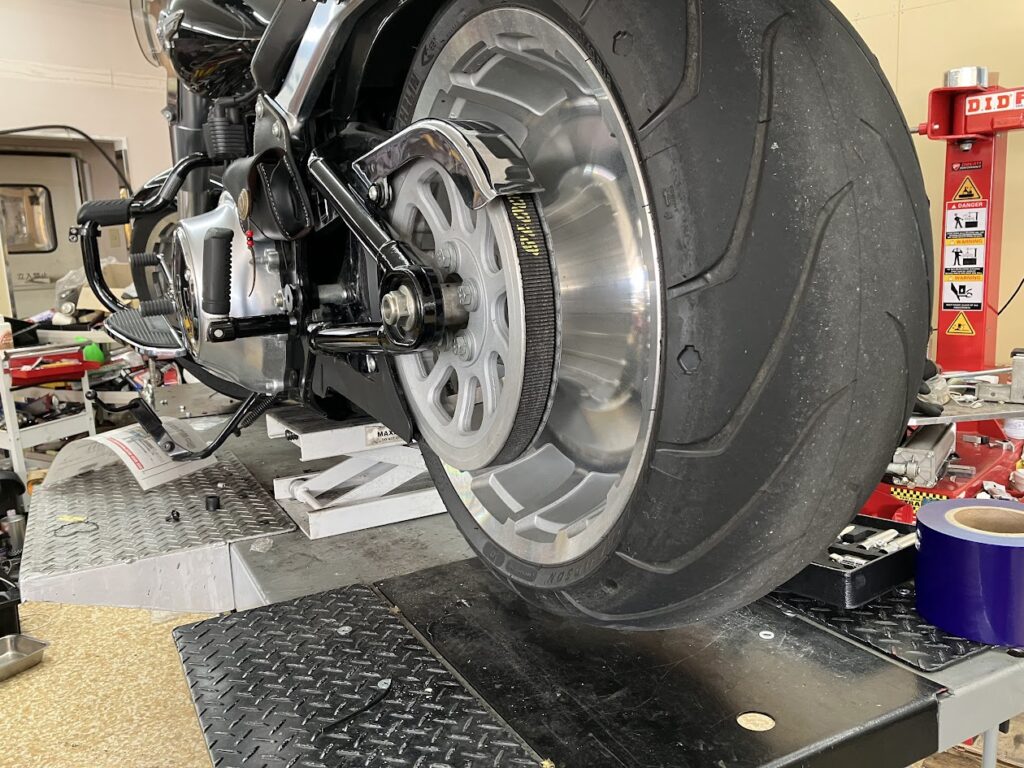 ミルウォーキーエイト・ファットボーイのタイヤ交換と車検