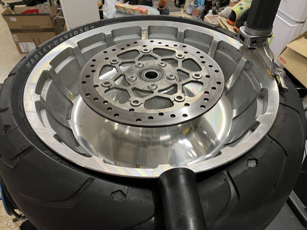 ミルウォーキーエイト・ファットボーイのタイヤ交換と車検