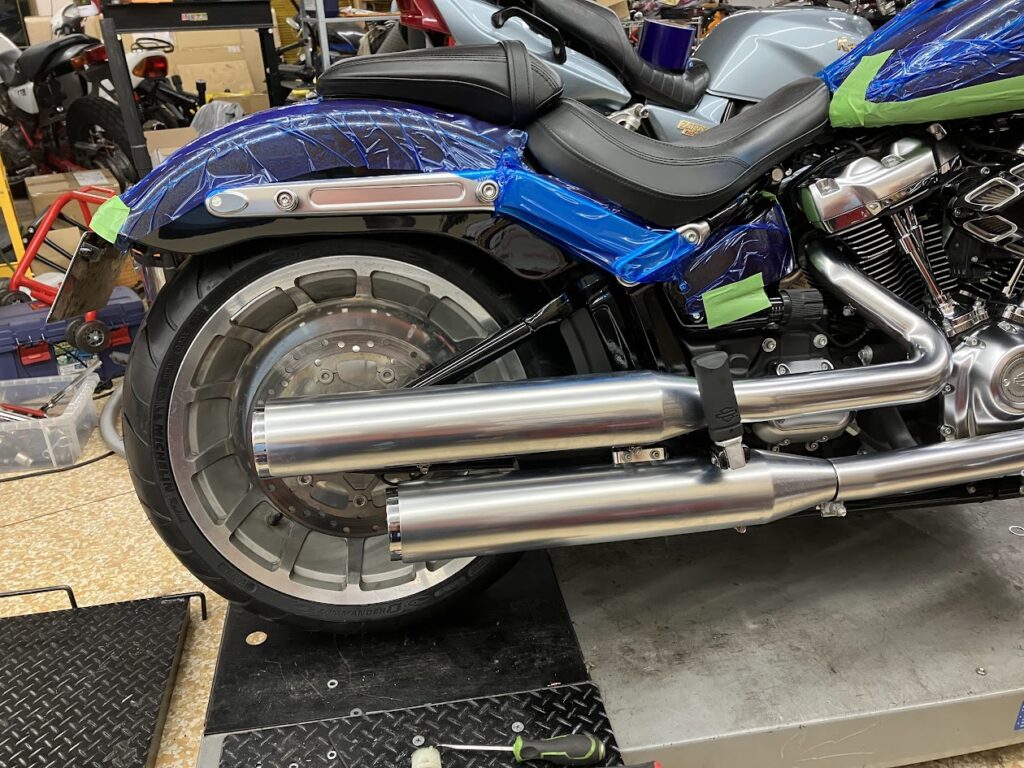 ミルウォーキーエイト・ファットボーイのタイヤ交換と車検