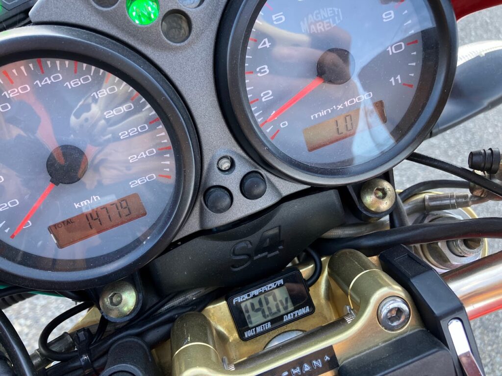 エンジンがかかったモンスターS4