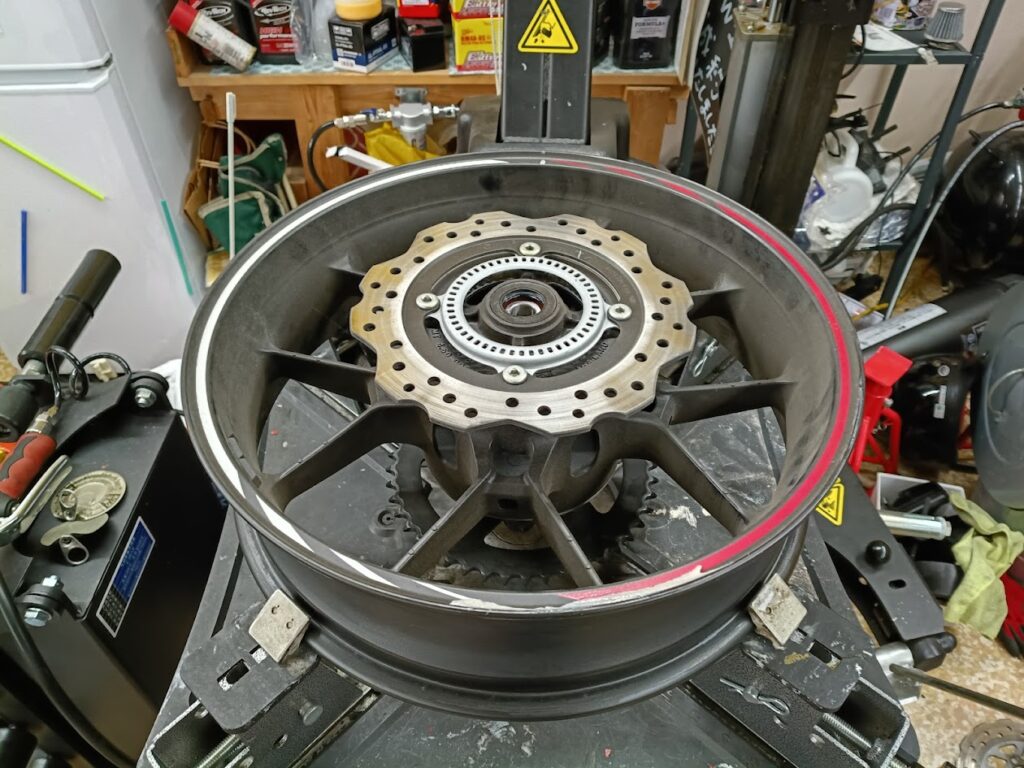 バイクのタイヤパンクで内面修理