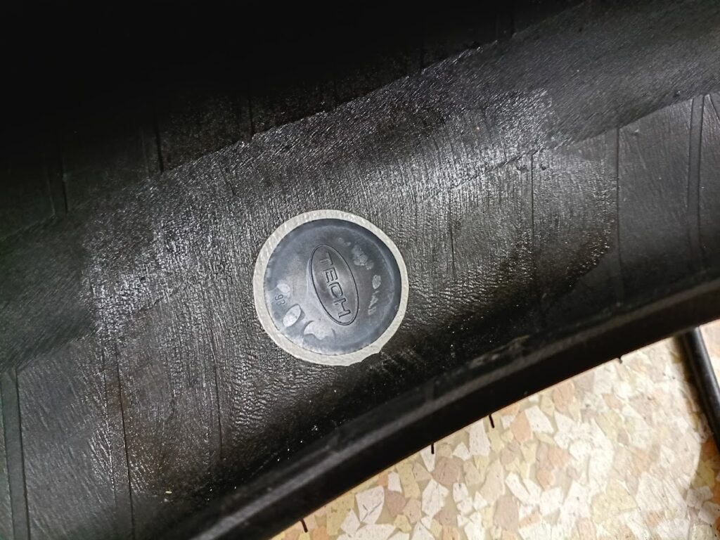 バイクのタイヤパンクで内面修理