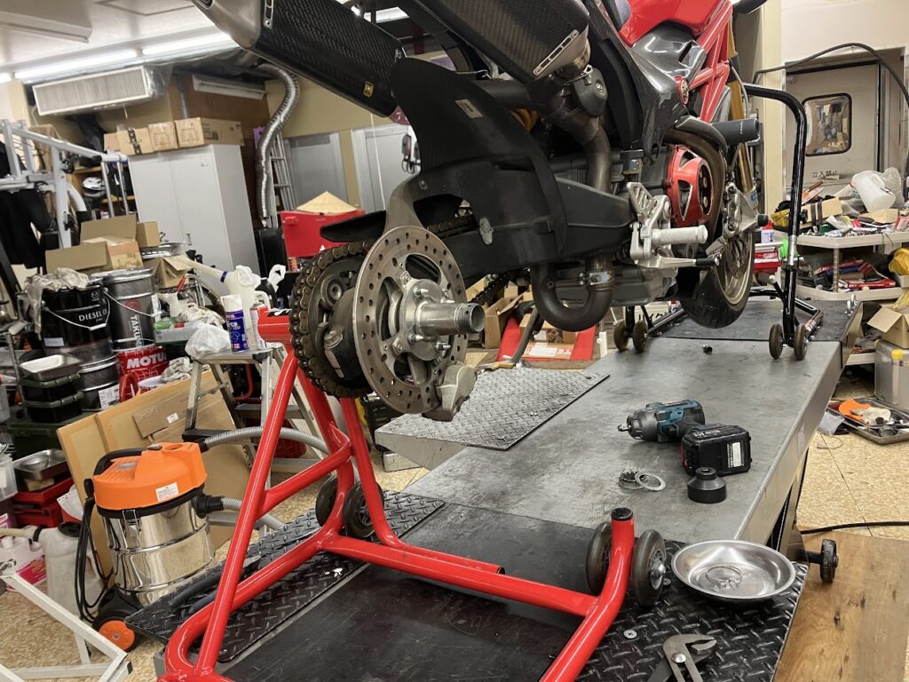 ドゥカティ・モンスター1100の持込タイヤ交換