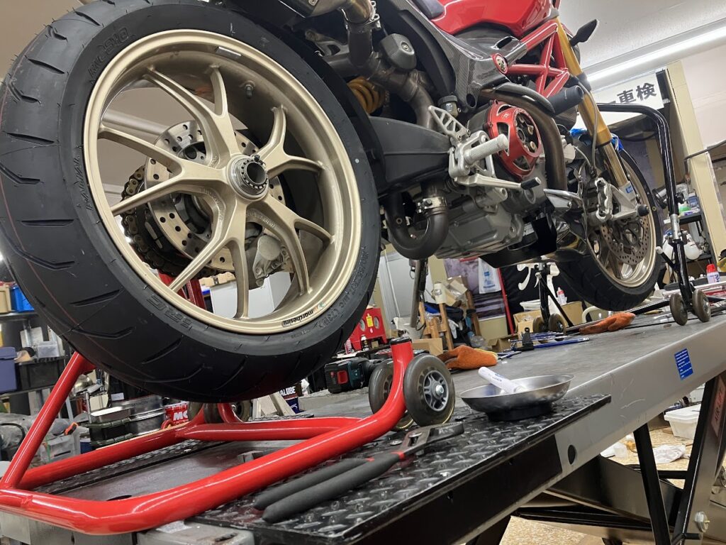 ドゥカティ・モンスターの片持ちホイールのタイヤ交換