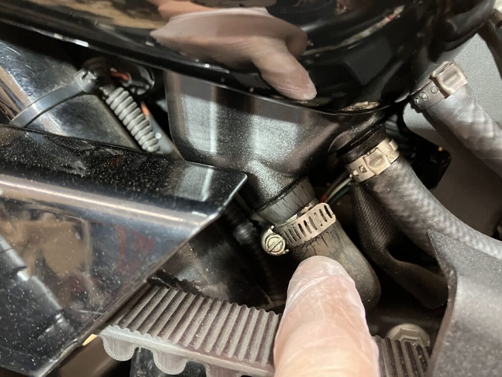 XL1200のオイルドレンホースからのにじみ