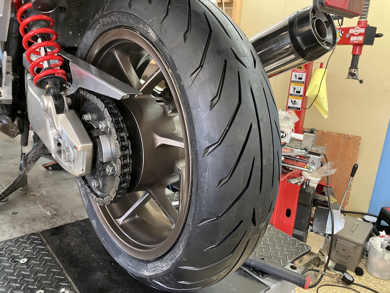 CB1300スーパーボルドールの持込タイヤ交換