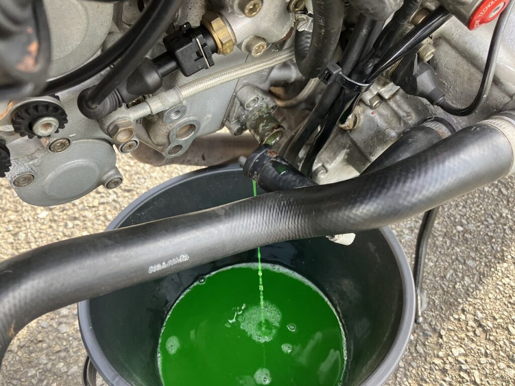 冷却水を抜く