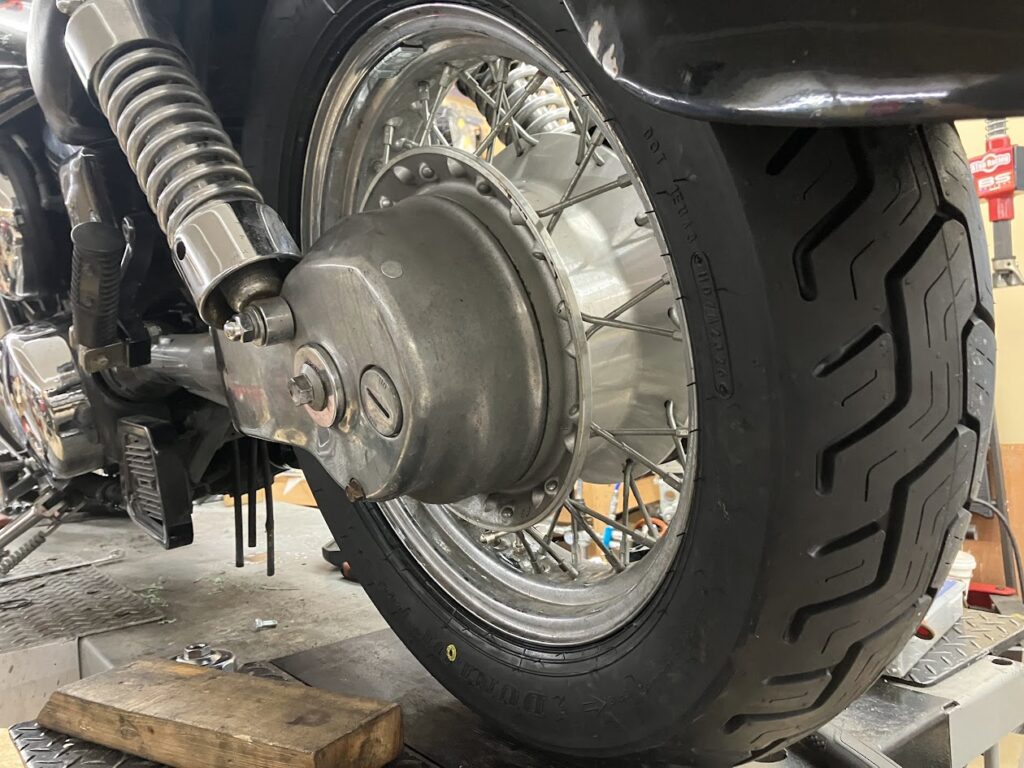 バルカン1500のリアタイヤ交換作業