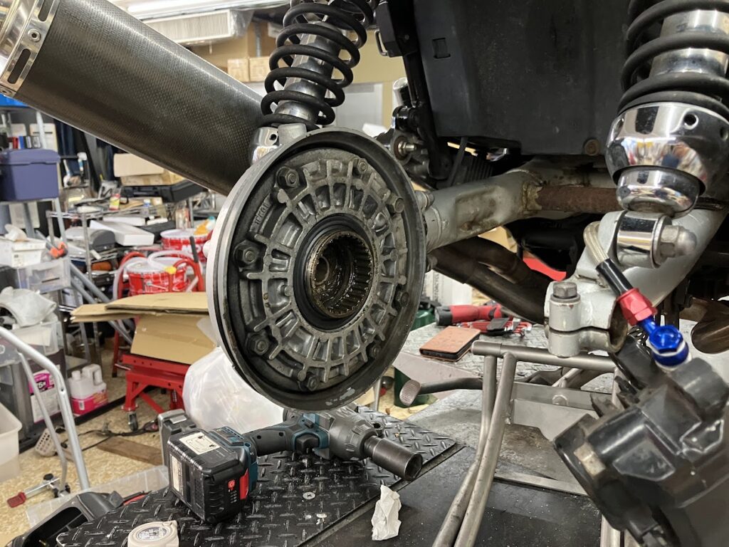 V-MAX1200のシャフトドライブ側からリアホイールを取り外した状態