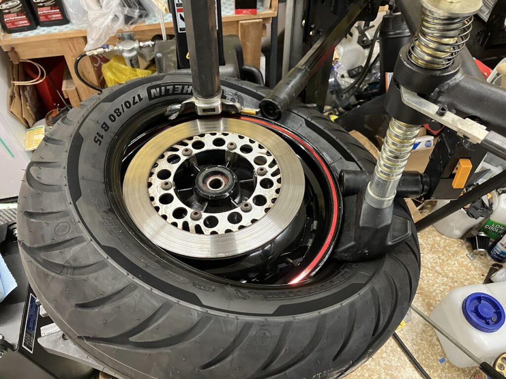 ヤマハV-MAX1200のリアタイヤ組み替え作業