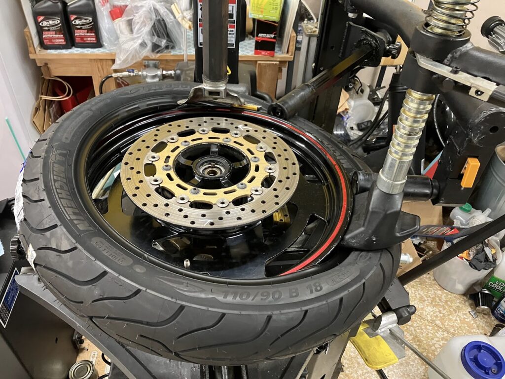 ヤマハV-MAX1200のフロントタイヤ交換作業
