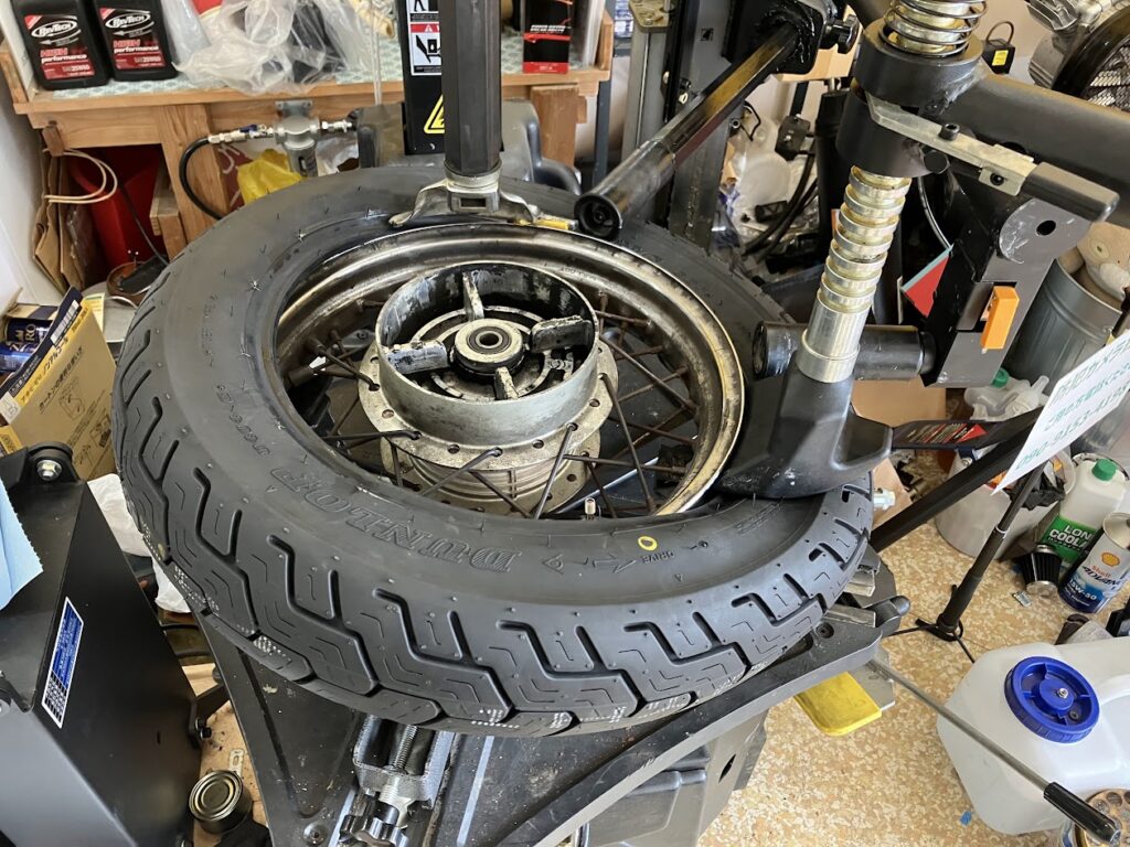 タイヤチェンジャーでビラーゴ250のリアタイヤを組み替える作業