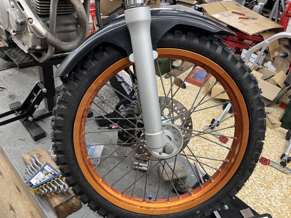 ブロックタイヤを装着したヤマハ トリッカー