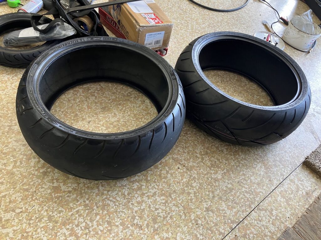 タイヤチェンジャーを使用したファットボーイのタイヤ交換作業