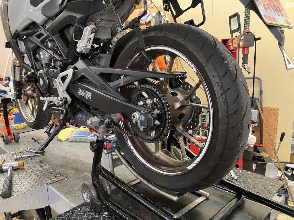 リアスタンドに載せたホンダCB125