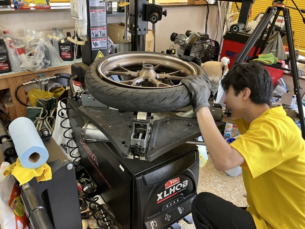 CB125のホイールから古いタイヤを取り外す作業