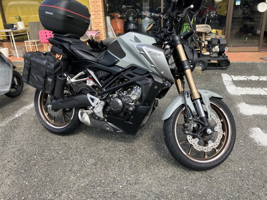 前後のタイヤ交換が完了したホンダCB125