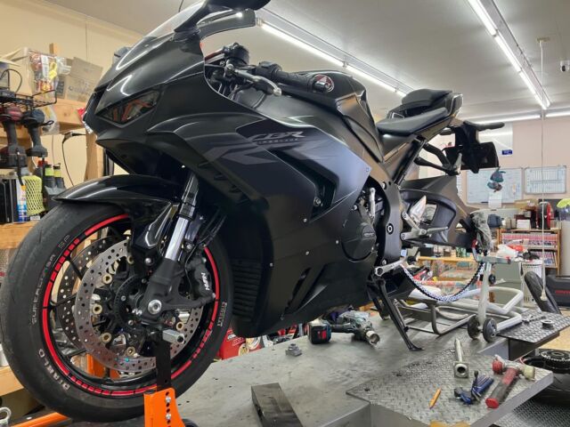 ニンジャZX-6Rの持ち込みタイヤ交換 - 群馬のバイクユーザー車検代行